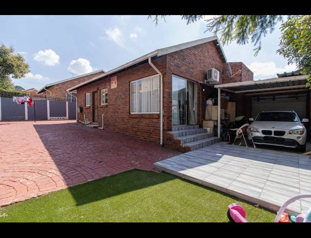 2 BEDROOM TOWNHOUSE FOR SALE IN MAYBERRY PARK